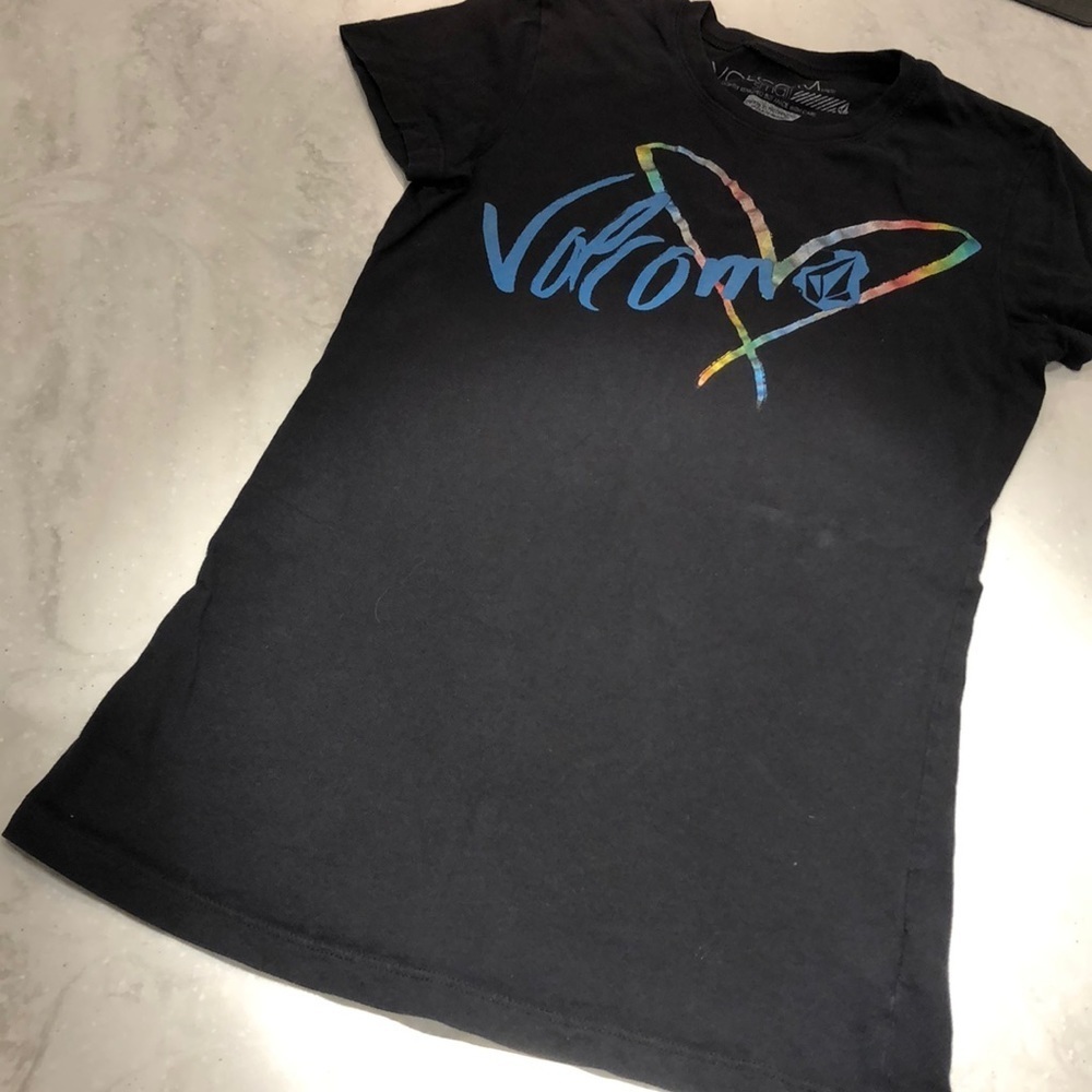 VOLCOM short sleeve tshirt.